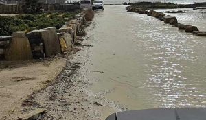 Πάρος: Θάλασσα και δρόμος έγιναν ένα – Οχήματα - «βάρκες» προσπαθούν να προσεγγίσουν σπίτια της περιοχής (Βίντεο)