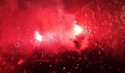 Ντελίριο ενθουσιασμού στο κέντρο της Καλαμάτας για την ιστορική άνοδο της «Μαύρης Θύελλας», δείτε βίντεο