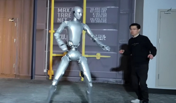 Κινεζικό ανθρωποειδές ρομπότ ύψους 1,80 μέτρων δείχνει «πολεμικές» ικανότητες με απόλυτη ακρίβεια (Βίντεο)