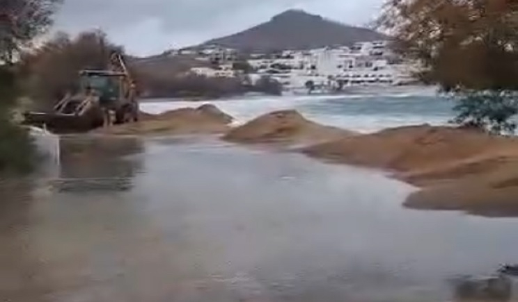 Πάρος: Θυελλώδεις νοτιάδες φούσκωσαν τη θάλασσα και την έβγαλαν στη στεριά (Βίντεο)