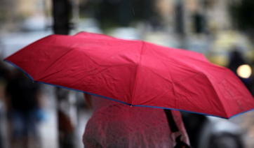 Ξανά με ομπρέλες: Κακοκαιρία με καταιγίδες και λασποβροχές το Σαββατοκύριακο