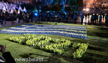 Η Αθήνα «ντύθηκε» στα γαλανόλευκα: Εικόνες από το σημαιοστολισμένο Σύνταγμα