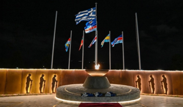 Μνημείο των Αθανάτων του Έθνους: Άναψε η φλόγα για 121.692 πεσόντες στα πεδία των μαχών