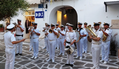 Πάρος: Η μπάντα του πολεμικού ναυτικού στα σοκάκια της Παροικίας (Βίντεο)