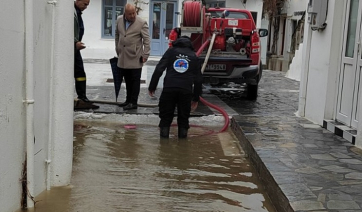 Πάρος: Εκτεταμένες πλημμύρες από βροχόπτωση και φουσκοθαλασσιά – Επενέβησαν συνεργεία αποκατάστασης (Βίντεο)