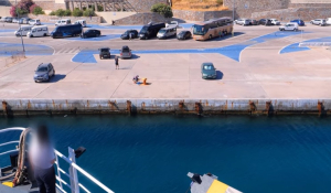 Τήνος: Εντυπωσιακή μανούβρα πλοίου στο λιμάνι (Βίντεο)