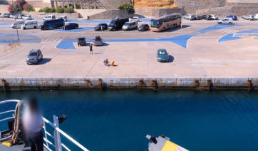 Τήνος: Εντυπωσιακή μανούβρα πλοίου στο λιμάνι (Βίντεο)