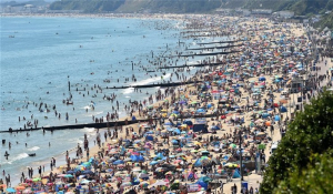 Κορωνοϊός: «Απτόητοι» οι Βρετανοί κατέκλυσαν τις παραλίες την Πέμπτη