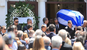 Πέτρος Μολυβιάτης: Με την ελληνική σημαία η σορός για την κηδεία