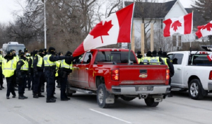 Καναδάς: Κλειστή παραμένει η γέφυρα Αμπάσαντορ, ενώ η αστυνομία απομακρύνει διαδηλωτές και προχωράει σε συλλήψεις