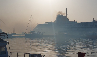 Πάρος: Άπνοια, ξηρασία και αποπνικτική ζέστη «σκοτείνιασαν» την Παροικία – Τοπίο στην...ομίχλη το λιμάνι