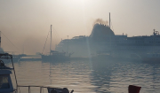 Πάρος: Άπνοια, ξηρασία και αποπνικτική ζέστη «σκοτείνιασαν» την Παροικία – Τοπίο στην...ομίχλη το λιμάνι