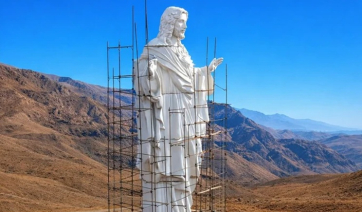 Άγαλμα του Χριστού κατασκευάστηκε στα σύνορα Συρίας – Λιβάνου (βίντεο)