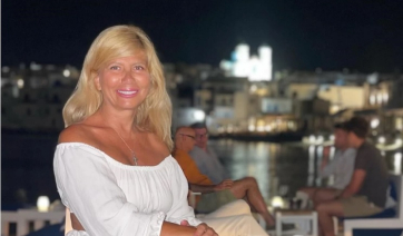 Πάρος: Χαλαρό δημοσιογραφικό «πηγαδάκι» με φόντο το νησί – Ζήνα Κουτσελίνη, Σταματίνα Τσιμτσιλή και ομάδα του Happy Day μια παρέα