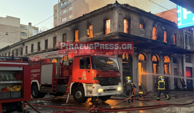 Φωτιά στον Πειραιά: Κατέρρευσε τμήμα του κτηρίου!