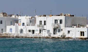 Πάρος: Άδειες καρέκλες επαγγελματιών εστίασης στο λιμανάκι της Νάουσας…