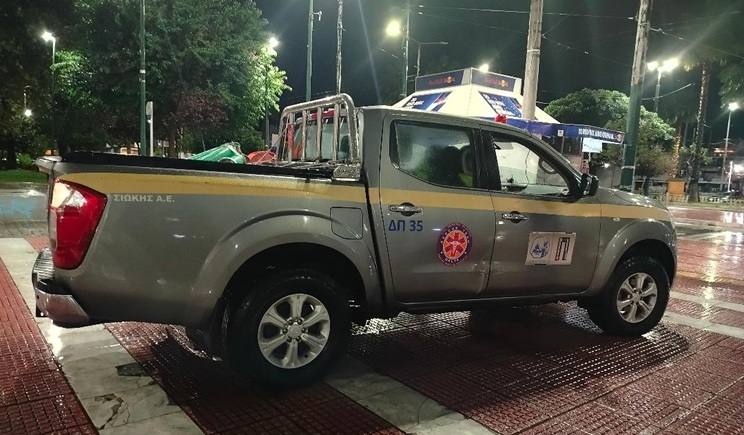 Απεγκλωβισμοί πολιτών από την ΕΛ.ΑΣ από σπίτια και αυτοκίνητα στο κέντρο της Αθήνας - Πάνω από 300 κλήσεις για βοήθεια (βίντεο)