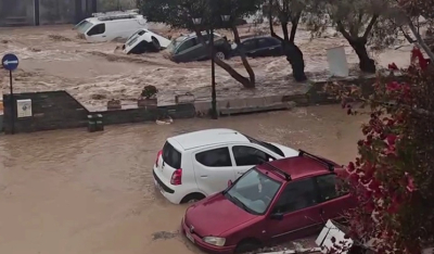 Σαρώνει την Πάρο η κακοκαιρία: Ορμητικοί χείμαρροι οι δρόμοι, μήνυμα του 112 για απαγόρευση κυκλοφορίας των οχημάτων (βίντεο)