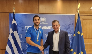 Δώρο» αναγνώρισης της προσφοράς του Στέφανου Ντούσκου στην ελληνική κωπηλασία από τον Γιάννη Βρούτση