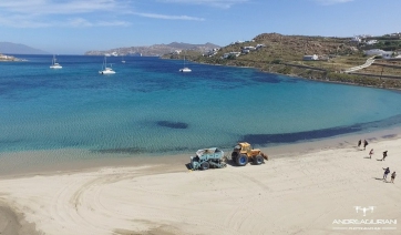 Καθαρισμός των παραλιών από το Δήμο Μυκόνου