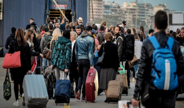 Αυξημένη η κίνηση στο λιμάνι του Πειραιά - Έκτακτα δρομολόγια