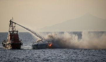 Βυθίστηκε η θαλαμηγός που είχε πάρει φωτιά στο Αίγιο