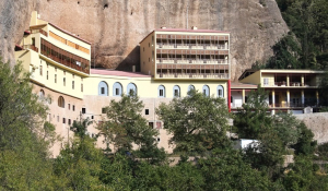 Μονή Μεγάλου Σπηλαίου στα Καλάβρυτα: Πώς οι αστυνομικοί ξεσκέπασαν τον ηγούμενο - Το «παζάρι» εικόνων και Ευαγγελίων (Βίντεο)