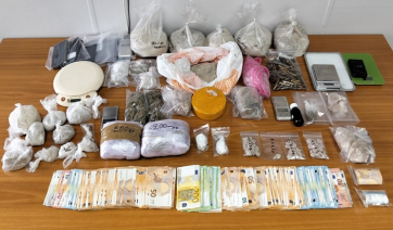 Εξαρθρώθηκε εγκληματική οργάνωση που δραστηριοποιούνταν στη διακίνηση κοκαΐνης, ηρωίνης και ακατέργαστης κάνναβης στην ευρύτερη περιοχή της Αττικής