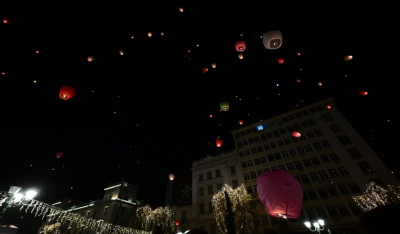 «Νύχτα των Ευχών»: Χιλιάδες φαναράκια στον ουρανό της Αθήνας (βίντεο)