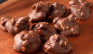 Συνταγή για λαχταριστά βραχάκια σοκολάτας με μόλις 2 υλικά