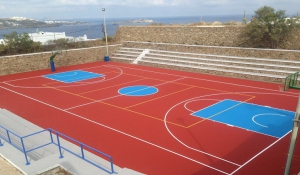O Δήμος Μυκόνου αναβάθμισε σημαντικά το ανοιχτό γήπεδο μπάσκετ του Γυμνασίου Μυκόνου