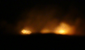 Μεγάλη φωτιά στην Κωμιακή της Νάξου - Δύσκολο το έργο των πυροσβεστών λόγω ομίχλης και των 9-10 μποφόρ