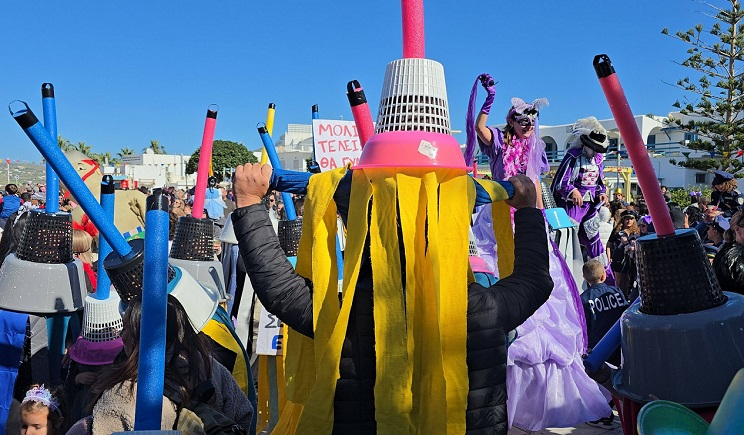 Πάρος: Καρναβαλική παρέλαση με κέφι και ζωντάνια! – Βραβεύτηκαν οι καλύτερες μεταμφιέσεις (Βίντεο)