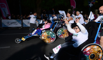 42ος Αυθεντικός Μαραθώνιος: Χιλιάδες δρομείς στους αγώνες των 5 χιλιομέτρων (Βίντεο)