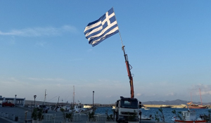 Πάρος – 28η Οκτωβρίου: Περηφάνια! Η μεγαλύτερη ελληνική σημαία της Πάρου «έσκισε» τον ουρανό της Αλυκής