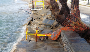 Πάρος: Καταστροφή τμήματος ενός από τους ωραιότερους πεζόδρομους στο νησί εξαιτίας της κακοκαιρίας (Bίντεο)