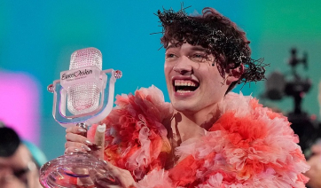 Nemo: Επέστρεψε το τρόπαιο της Eurovision «τυλιγμένο με χαρτί υγείας», γυαλιά καρφιά – Δεν διαψεύδει η EBU