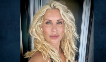 Η Ελένη Μενεγάκη έκανε απόδραση στους Παξούς - Δείτε φωτογραφίες