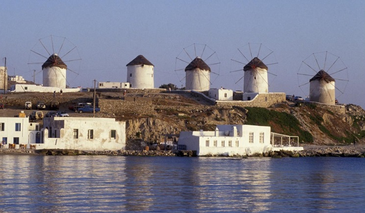 «Δεν είναι η Μύκονος που αγάπησα»: Δημοσιογράφος της Telegraph εξηγεί πώς ο μαζικός τουρισμός αλλοίωσε έναν ευρωπαϊκό θησαυρό