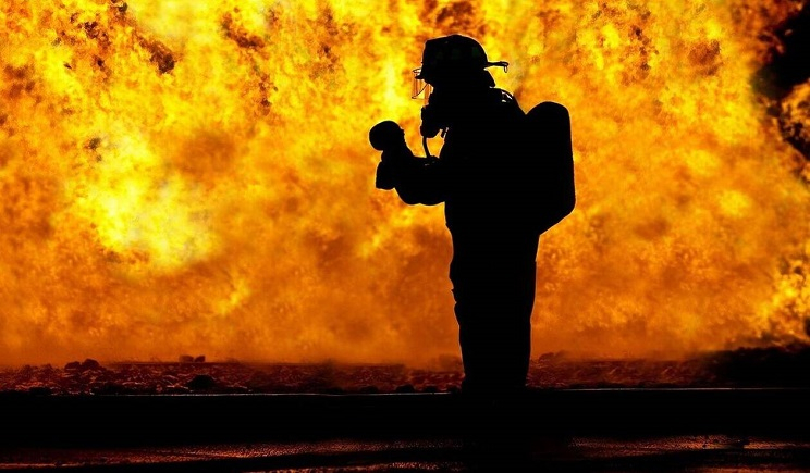 Οι φλόγες στο  ξενοδοχείο Amanzoe στο Κρανίδι - Δείτε συγκλονιστικό βίντεο