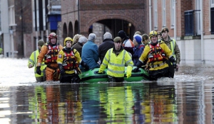 «Κόκκινος συναγερμός» στη βόρεια Αγγλία από τις πλημμύρες