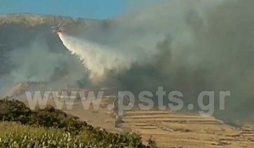 Mοναδικά βίντεο από τη μάχη με τις φλόγες στην πυρκαγιά της Πάρου... (Βίντεο)