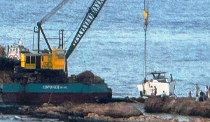 Πάρος - Νάουσα: Ολοκληρώθηκε η μεταφορά από γερανό του σκάφους που προσάραξε στα βράχια