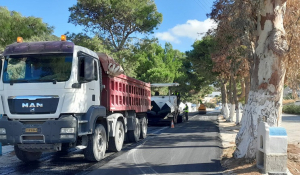 Πάρος: Ολοκληρώνονται εργασίες ασφαλτόστρωσης σε κεντρικό δρόμο του νησιού