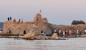 Πάρος, Νάουσα: Ενετικό Κάστρο όπως… Πορτάρα – Μεσαιωνικό μνημείο με «τσαμπιά» πολυκοσμίας καθημερινά πάνω του