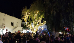 Πάρος, Νάουσα: Εκδήλωση φωταγώγησης του Χριστουγεννιάτικου Δέντρου μέσα σε ένα λαμπερό σκηνικό (Βίντεο)