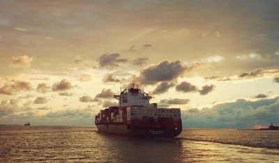 Φορτηγό πλοίο πλέει ακυβέρνητο στην Αίγινα