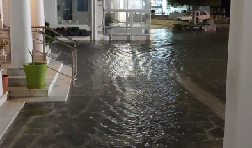 Πάρος: «Βενετία»… έγιναν παραλιακός δρόμος και πλατεία που «πνίγηκαν» στο νερό