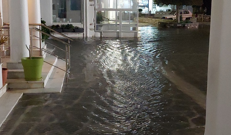 Πάρος: «Βενετία»… έγιναν παραλιακός δρόμος και πλατεία που «πνίγηκαν» στο νερό