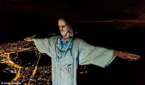 Ρίο ντε Τζανέιρο: Ο Χριστός ντύθηκε με ιατρική ρούχα τιμώντας τους ήρωες γιατρούς που πολεμούν την πανδημία